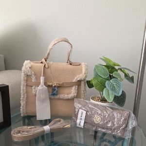 Badgley Mischka Tan Shearling Satchel With Lock & Key Cross Body Strap &Wallet
